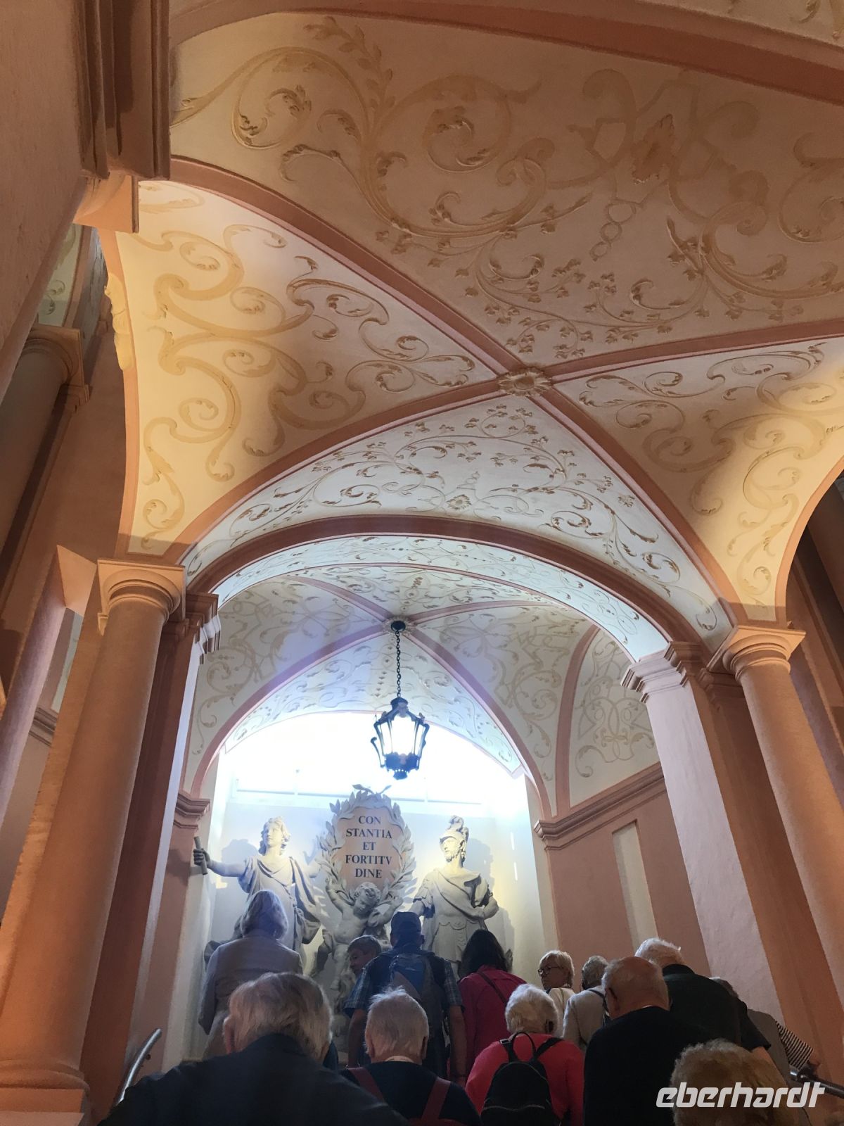 Sonntag 12.5.24 Stift Melk - Aufgang mit Kreuzgewölbe & dezenter Farbabstimmung &ndash; &copy; Renate Schuster (Eberhardt TRAVEL)