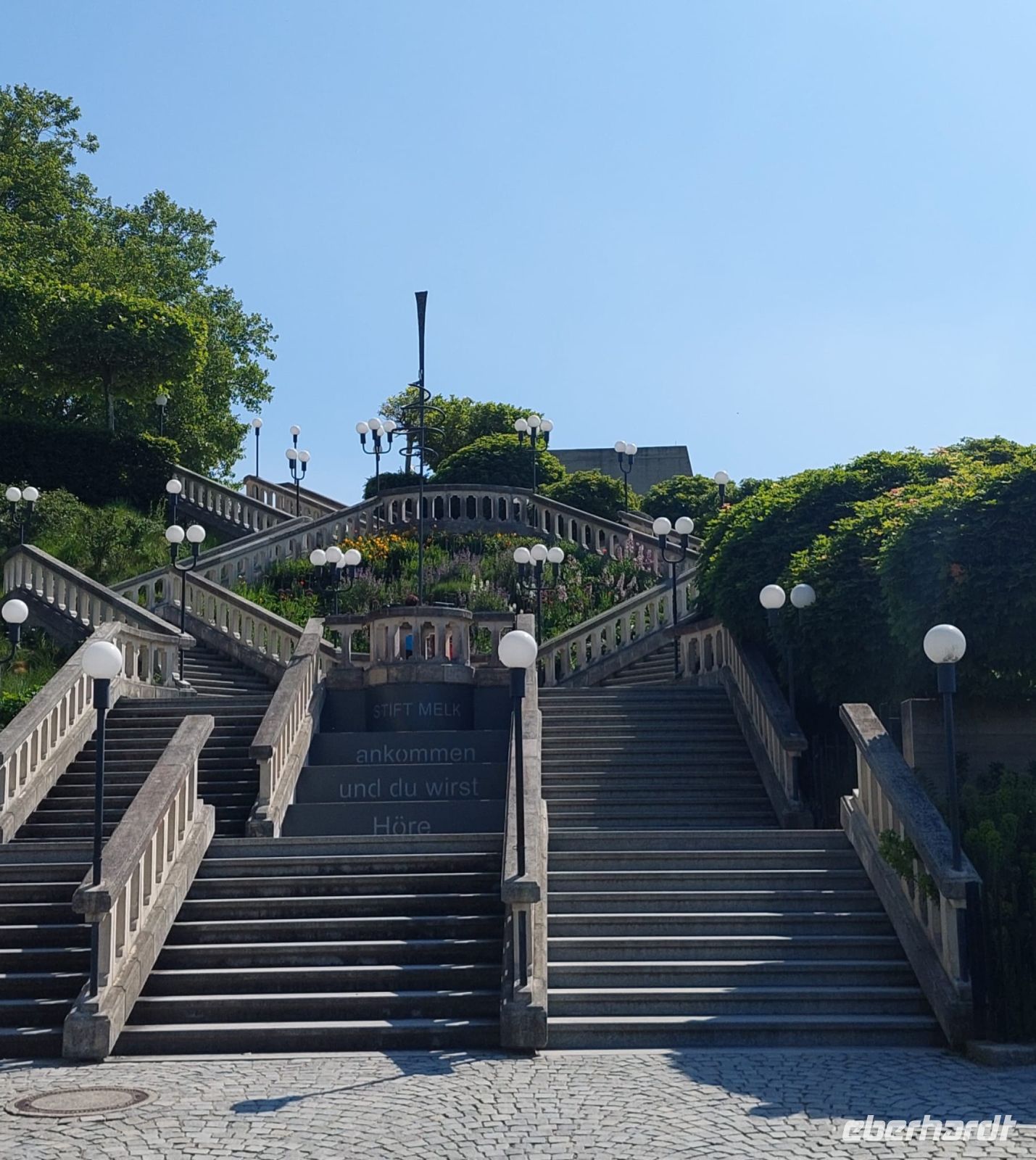 Sonntag 12.5.24 Stift Melk - Eingang bzw. Ausgang &ndash; &copy; Renate Schuster (Eberhardt TRAVEL)