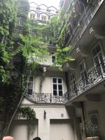 8.5.24. Wien - kurzer Blick im Hinterhof &ndash; &copy; Renate Schuster (Eberhardt TRAVEL)