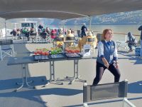 2024 Donaukreuzfahrt: Kataraktendurchfahrt - Layla wirbt für Cocktails &ndash; &copy; Dieter Braune (Eberhardt TRAVEL)