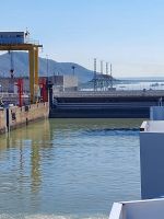  2024 Donaukreuzfahrt: Schleuse Djerdap I - Ausfahrtstor &ndash; &copy; Dieter Braune (Eberhardt TRAVEL)