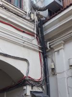 2024 Donaukreuzfahrt: Bucarest - Typische Elektroinstallion &ndash; &copy; Dieter Braune (Eberhardt TRAVEL)