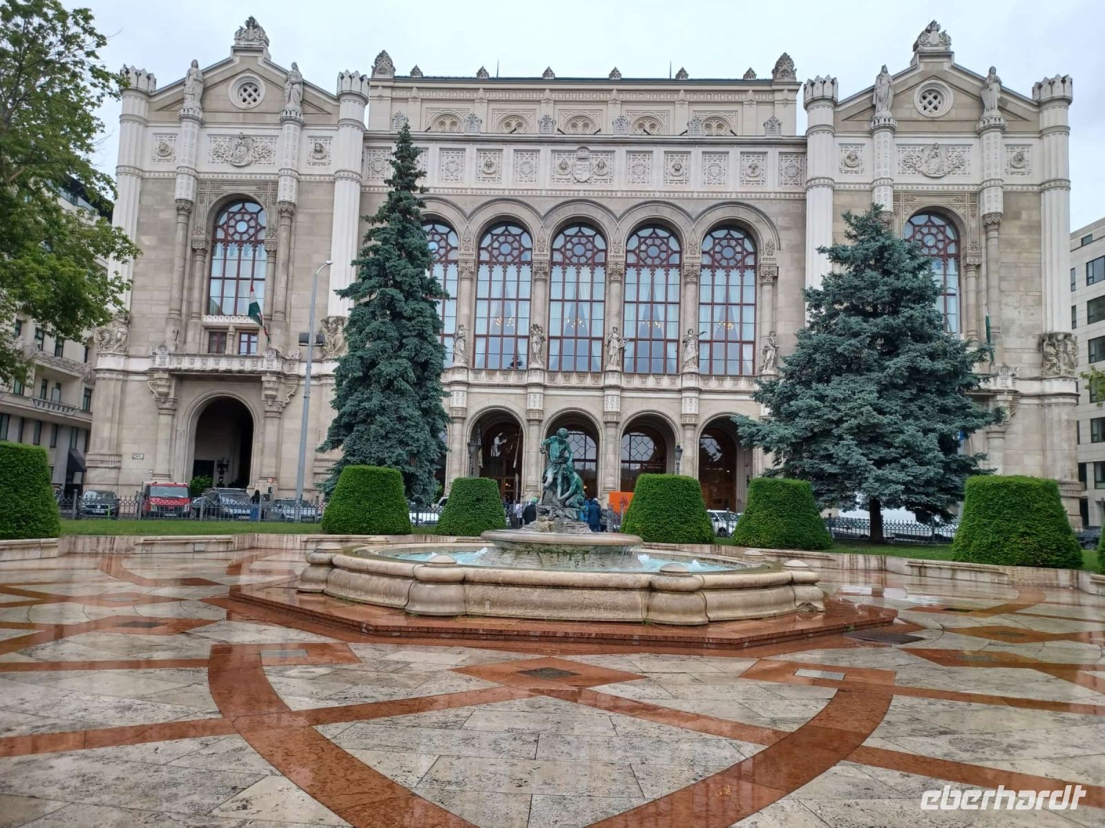 Vigadoplatz mit Konzerthaus &ndash; &copy; Ute Solf (Eberhardt TRAVEL)
