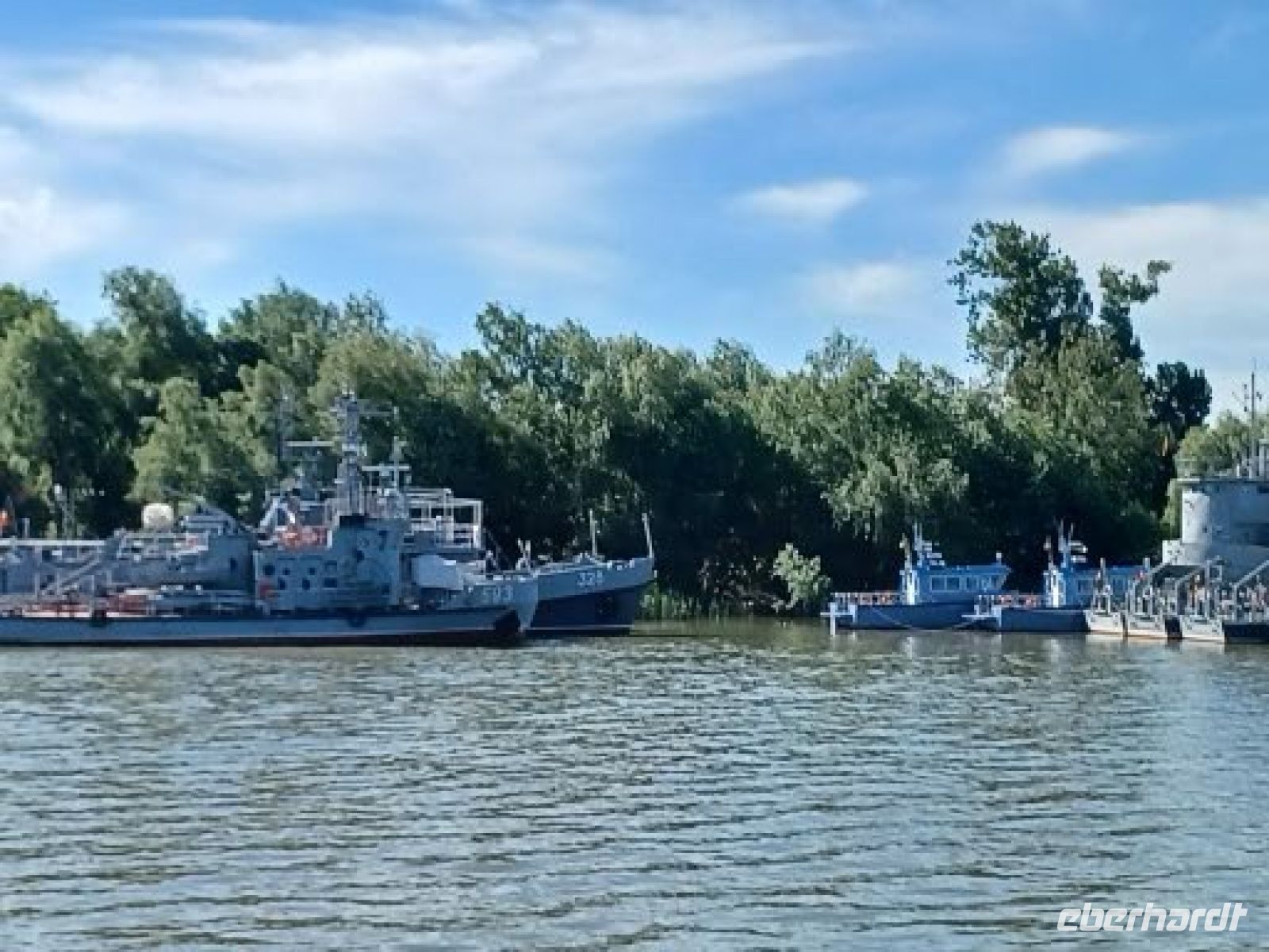 alte Marineschiffe im Deltakanal &ndash; &copy; Ute Solf (Eberhardt TRAVEL)