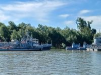 alte Marineschiffe im Deltakanal &ndash; &copy; Ute Solf (Eberhardt TRAVEL)