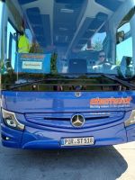 Beata checkt die Busroute &ndash; &copy; Ute Solf (Eberhardt TRAVEL)