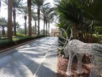 Auffahrt zu einem Hotel mit Rudolph ;-) &ndash; &copy; Anne Schröder (Eberhardt TRAVEL)
