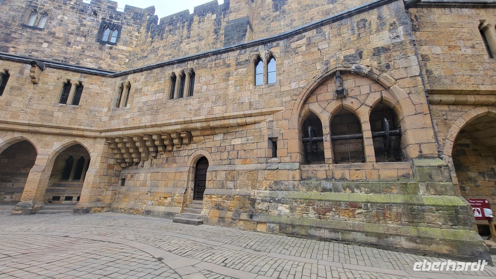 207 – England, Alnwick Castle &ndash; &copy; Vivien Fiedler (Eberhardt TRAVEL)