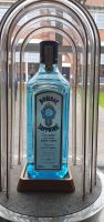 20230519 143036 die typische blaue Flasche der Bombay Sapphire Destillerie &ndash; &copy; Marlies Thrum (Eberhardt TRAVEL)