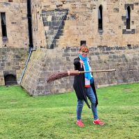 Alnwick Castle Broomstick Training Reiseleiterin &ndash; &copy; Heike Jack (Eberhardt TRAVEL)