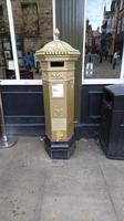 Goldener Briefkasten in Lincoln als Hommage an eine Olympia-Gold-Gewinnerin der Region