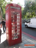 Die Telefonzelle müsste aber eigentlich am Besuchereingang zum Ministerium stehen, oder? &ndash; &copy; Claudia Rossin (Eberhardt TRAVEL)