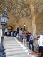 wer da hinein will, muss warten. So viel Platz hat selbst Hogwarts nicht! &ndash; &copy; Claudia Rossin (Eberhardt TRAVEL)