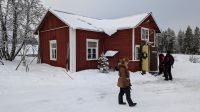 20250227_13 Satu vor ihrem Elternhaus.jpg &ndash; &copy; Michael Rass (Eberhardt TRAVEL)