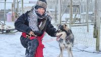 Bea mit Husky &ndash; &copy; Beate Klingebiel (Eberhardt TRAVEL)