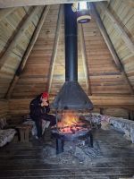 Jämsä - Himos Center (Grillwürstchen-Snack in der Grill-Kota) &ndash; &copy; Katrin Deutschbein (Eberhardt TRAVEL)