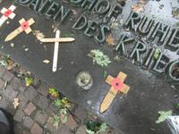 Langemark. Gedenkkreuze &ndash; &copy; Peter Großer (Eberhardt TRAVEL)
