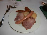 Chaine d'Or-Elsässer Sauerkrautplatte wird serviert &ndash; &copy; Ingrid Langer (Eberhardt TRAVEL)