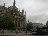 011. Reims - Kathedrale mit unserer Reisebus &ndash; &copy; Sophie Hof (Eberhardt TRAVEL)