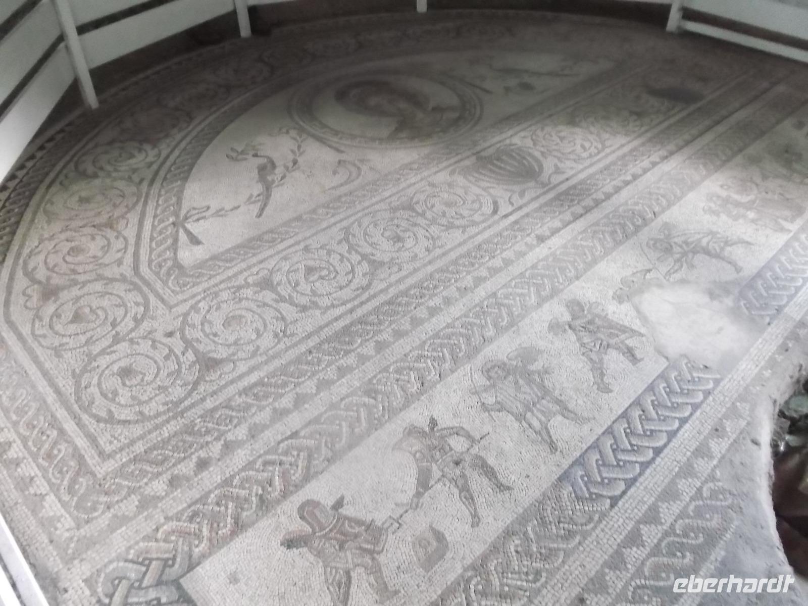 Mosaike in der Römervilla von Bignor, Gladiatorendarstellung und Venuskopf &ndash; &copy; Michael Krause (Eberhardt TRAVEL)