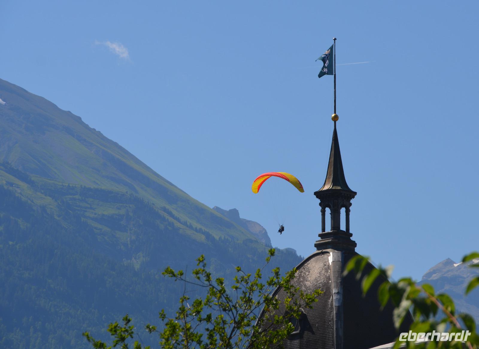 Drachenflieger in Interlaken &ndash; &copy; Gina Egenolf (Eberhardt TRAVEL)