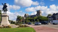 Cherbourg, Denkmal von Napoleon Bonaparte und Kirche Ste.Trinié &ndash; &copy; Beate Schroedter (Eberhardt TRAVEL)
