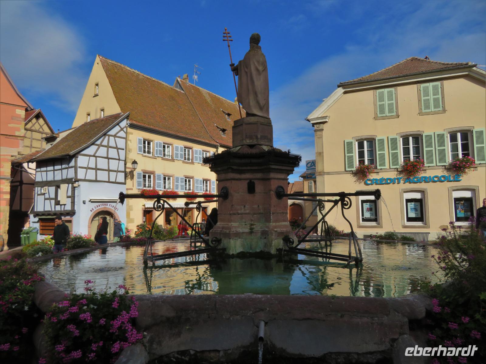 Elsass 09.2020  Eguisheim, Brunnen, Leo IX &ndash; &copy; Gabriele Sauer (Eberhardt TRAVEL)