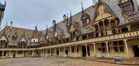Im Hof vom Hotel Dieu in Beaune &ndash; &copy; Peter Rudolph (Eberhardt TRAVEL)