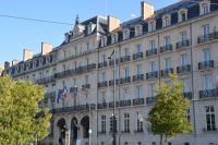 Luxushotel von Dijon (mit den 2 roten Laternen!) &ndash; &copy; Gina Egenolf (Eberhardt TRAVEL)