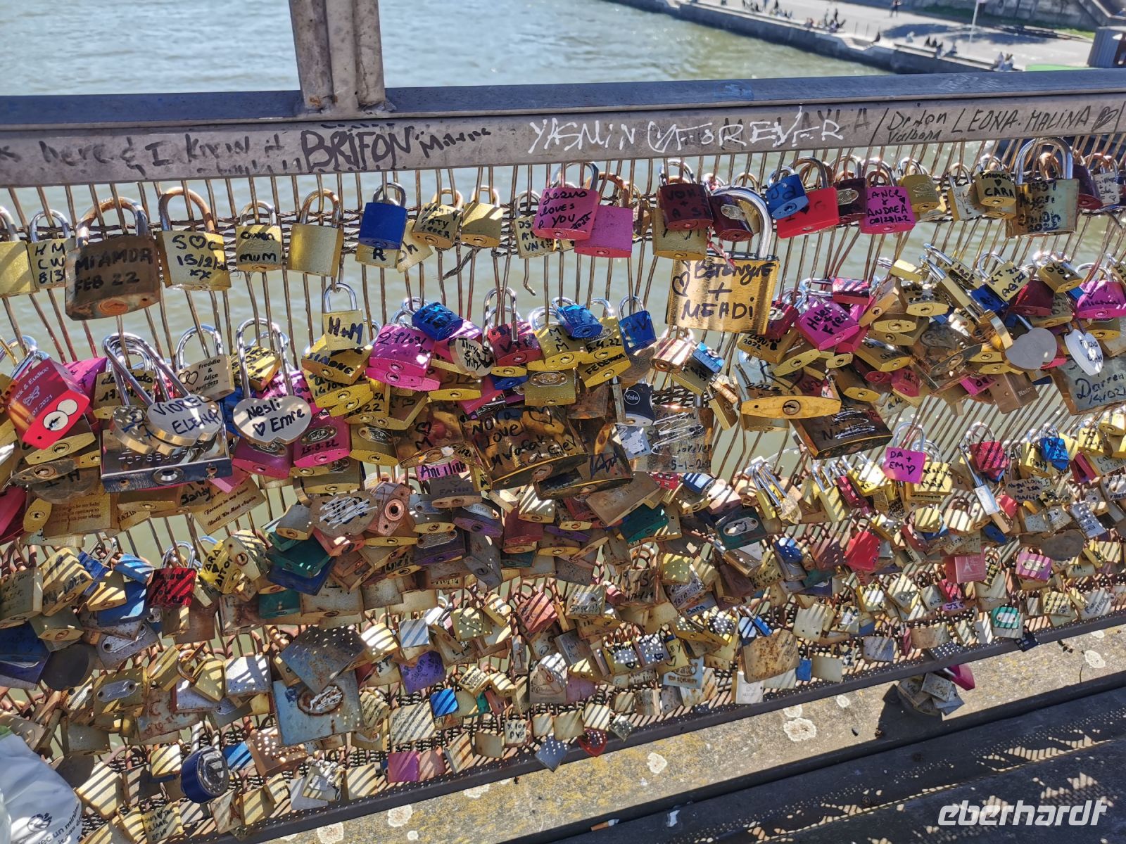 Paris Petit  Tag 3 Liebesschlösser an einer Seinebrücke &ndash; &copy; Gabriele Sauer (Eberhardt TRAVEL)