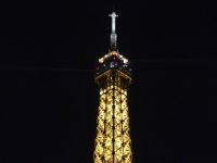 Spitze des Eiffelturms bei Nacht &ndash; &copy; Gina Egenolf (Eberhardt TRAVEL)