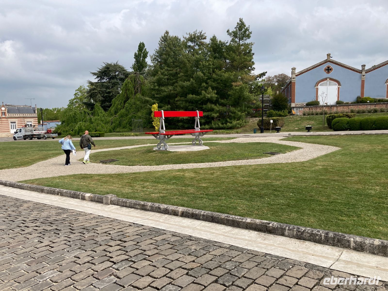 XXL-Bank vor Vranken-Pommery &ndash; &copy; Roswitha Zytowski (Eberhardt TRAVEL)