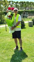 Radreise Frankreich: Loire - Reisebegleiter Dieter bringt eine gekaufte Prachtrose zum Bus