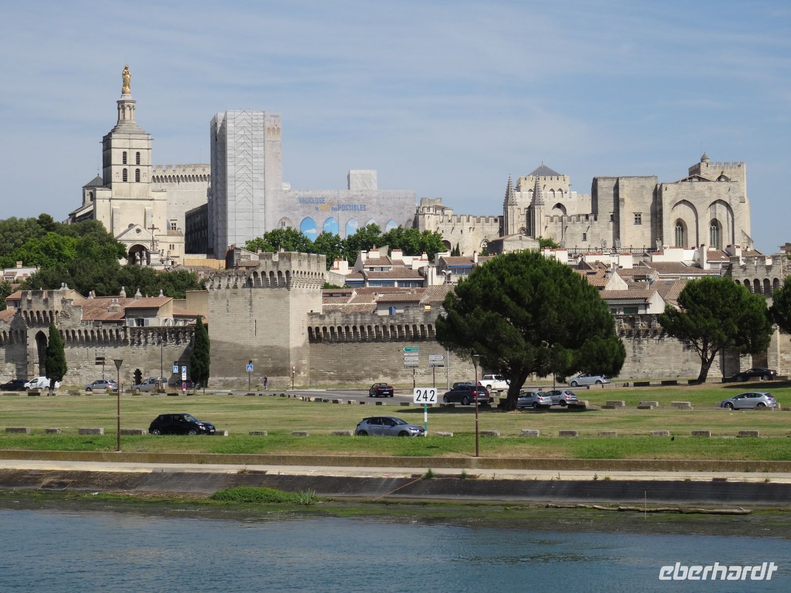 Avignon - Ankunft + Blick auf den Papstpalast &ndash; &copy; Hans-Joachim Trutz (Eberhardt TRAVEL)