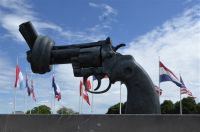 Tag 6 02.06.2022 Caen, Mémorial, The knotted gun &ndash; &copy; Gabriele Sauer (Eberhardt TRAVEL)