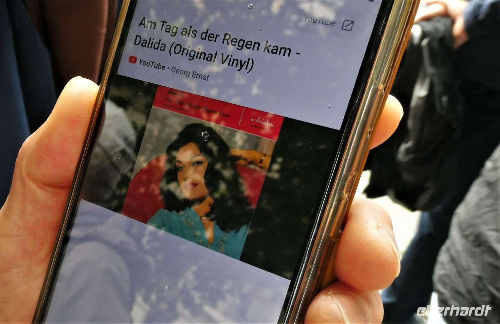 wozu Mobiltelefone gut sind! &ndash; &copy; Gina Egenolf (Eberhardt TRAVEL)