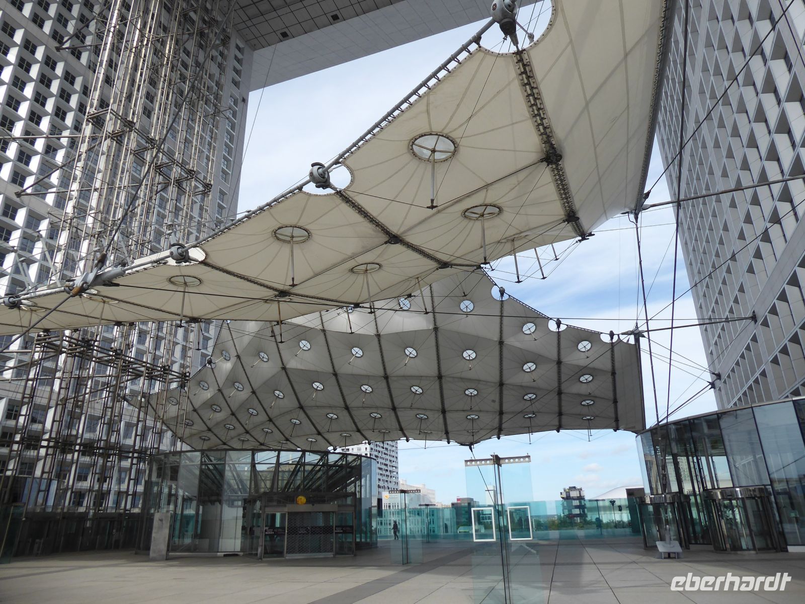 Tag 9 26.06.2022 Paris, La Défense, Grand Arche, les nuages &ndash; &copy; Gabriele Sauer (Eberhardt TRAVEL)