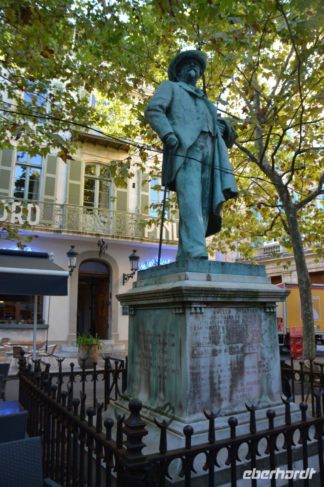 Herr Mistral (provencalischer Dichter) bewacht den Platz &ndash; &copy; Gina Egenolf (Eberhardt TRAVEL)
