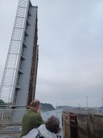 La Rance,Schleusung mit Ausfahrt durch die Verkehrsbrücke &ndash; &copy; Ute Solf (Eberhardt TRAVEL)