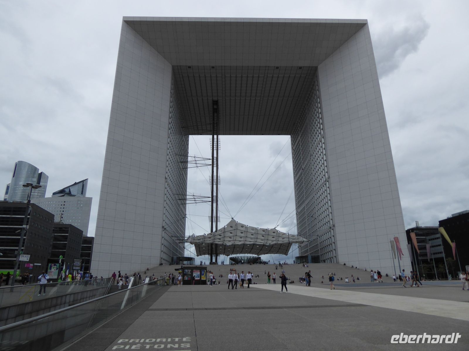 Paris Petit Tag 4 26.07.2022 Grande Arche in La Défense &ndash; &copy; Gabriele Sauer (Eberhardt TRAVEL)