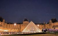 Paris Petit Tag 2 25.07.2022 Louvre bei Nacht &ndash; &copy; Gabriele Sauer (Eberhardt TRAVEL)