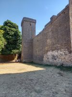 Außenmauer mit Nordturm, La Couvertoirade &ndash; &copy; Dr. Michael Krause (Eberhardt TRAVEL)