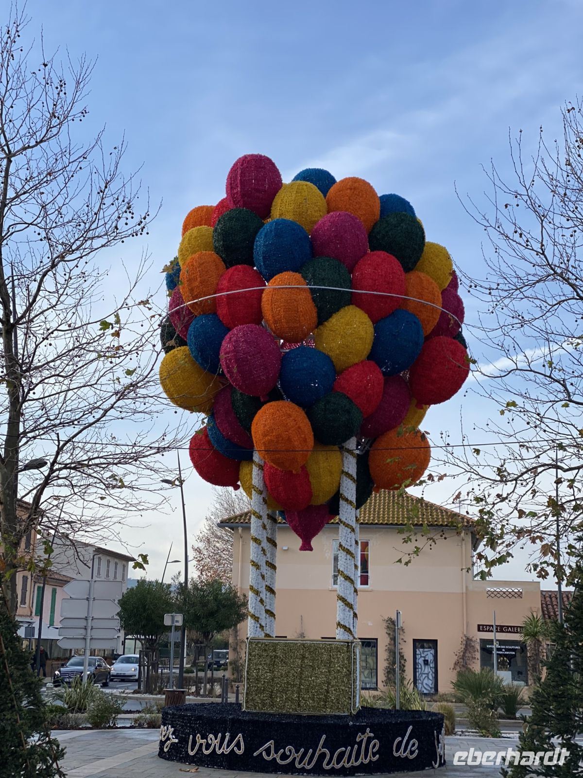 geschmückter Platz in St. Tropez .JPEG &ndash; &copy; Anne Fohlert (Eberhardt TRAVEL)