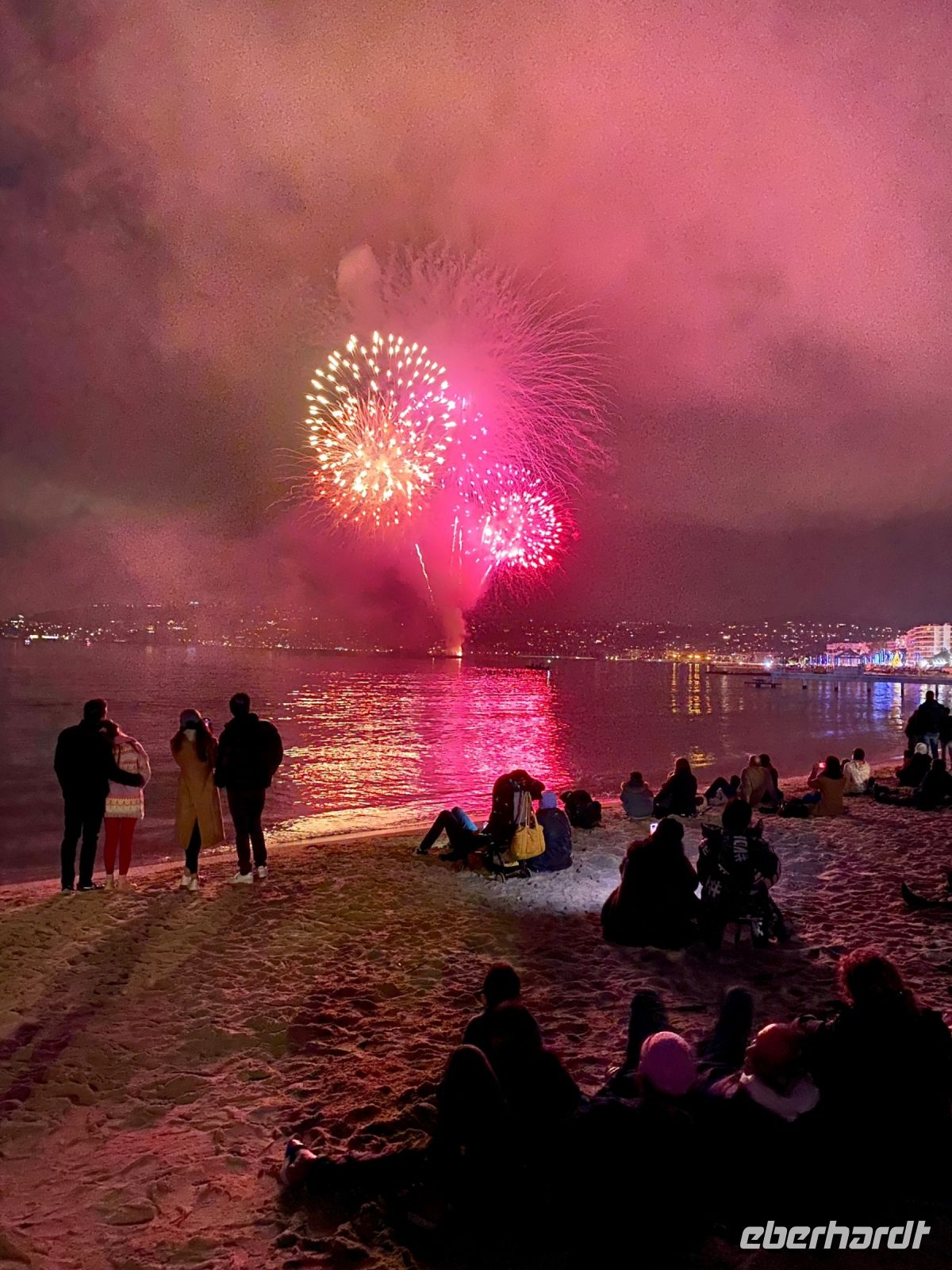Neujahrsfeuerwerk am Strand in Juan-les-Pin.JPG &ndash; &copy; Anne Fohlert (Eberhardt TRAVEL)