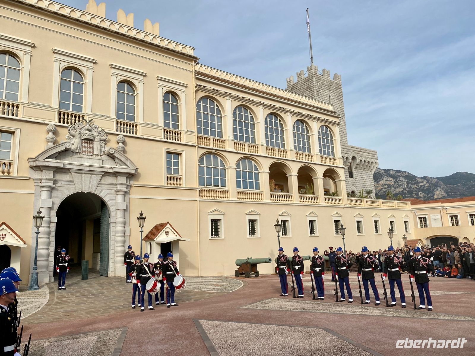 Wachablösung vor dem Grimaldi Palast.jpg &ndash; &copy; Anne Fohlert (Eberhardt TRAVEL)