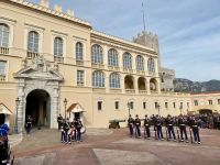 Wachablösung vor dem Grimaldi Palast.jpg &ndash; &copy; Anne Fohlert (Eberhardt TRAVEL)