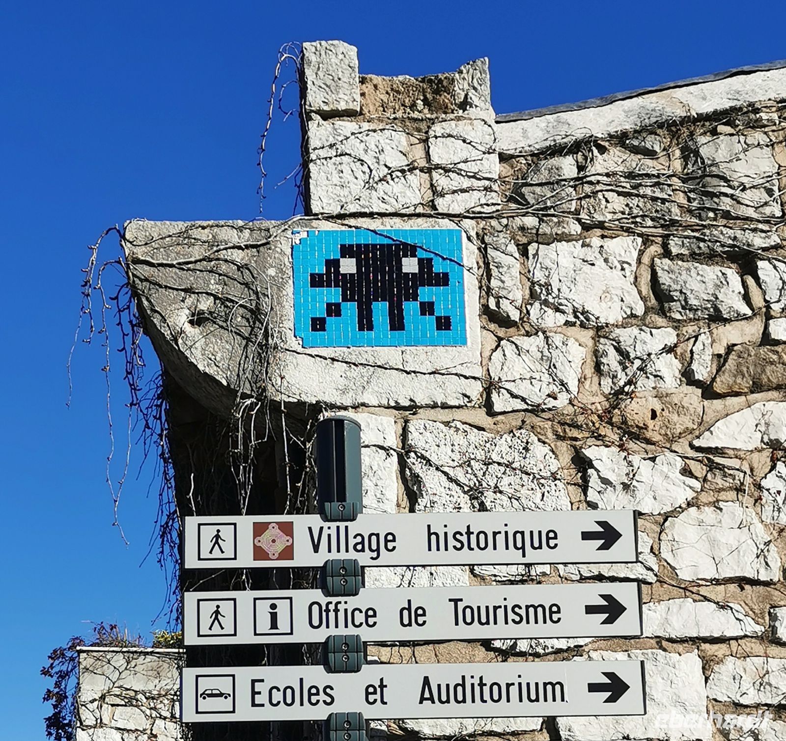 Tag 3 Saint Paul de Vence, Ortseingang mit Invader &ndash; &copy; Gabriele Sauer (Eberhardt TRAVEL)