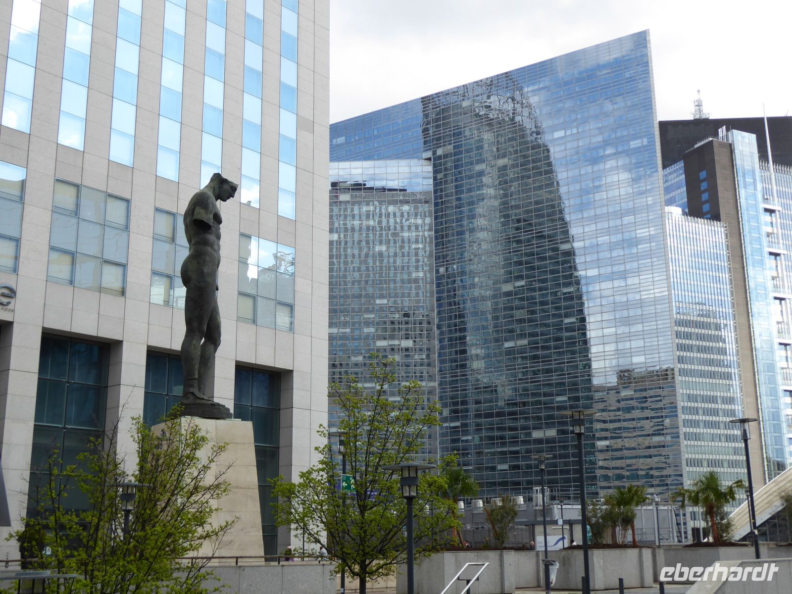 Tag 2 07.04.2023 Entdeckerspaziergang, La Défense, Der Koloss, Igor Mitoraj, 1999  &ndash; &copy; Gabriele Sauer (Eberhardt TRAVEL)