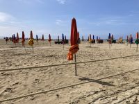 die berühmten Sonnenschirme von Deauville  &ndash; &copy; Roswitha Zytowski (Eberhardt TRAVEL)