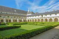 Radreise an die Loire im Mai 2023 - Kreuzgang der Abtei von Fontevraud &ndash; &copy; Ekkehard Villing (Eberhardt TRAVEL)